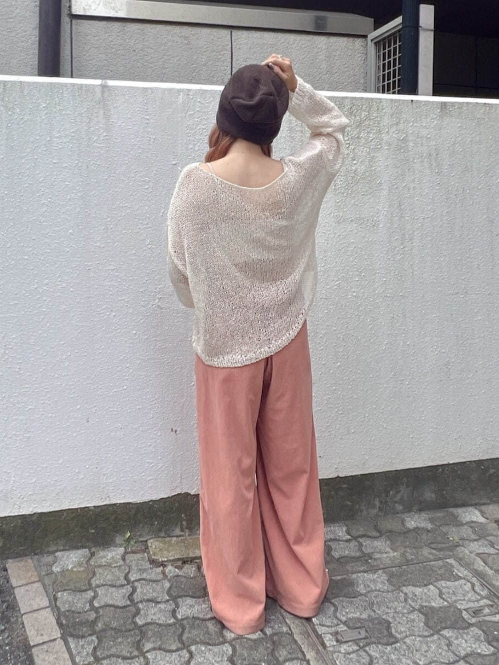 ホワイト系のニット/セーター、ピンク系のその他パンツ、ブラウン系のニットキャップ/ビーニーを着用したレディースの夏コーディネートの3枚目の写真