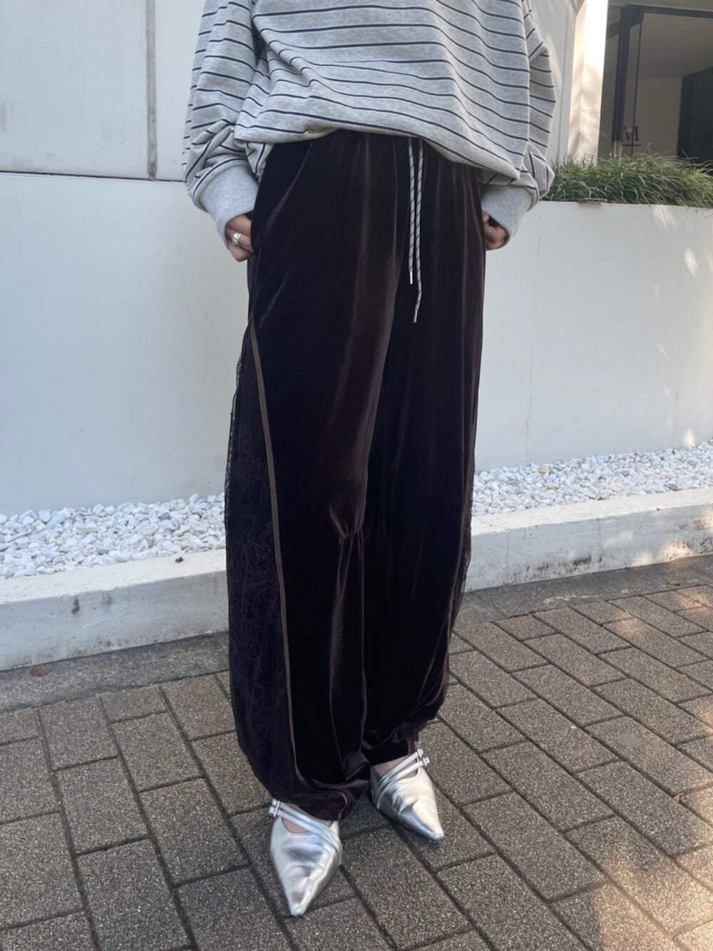 ブラウン系のその他パンツ、グレー系のスウェット、シルバー系のパンプスを着用したレディースの秋コーディネートの5枚目の写真