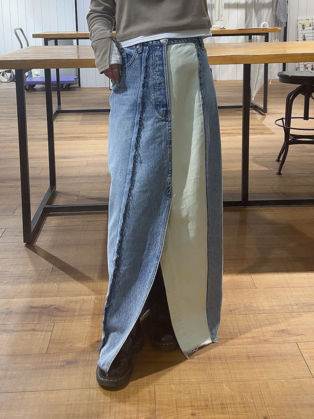 ベージュ系のTシャツ/カットソー、ブルー系のデニムスカートを着用したレディースの春コーディネートの3枚目の写真