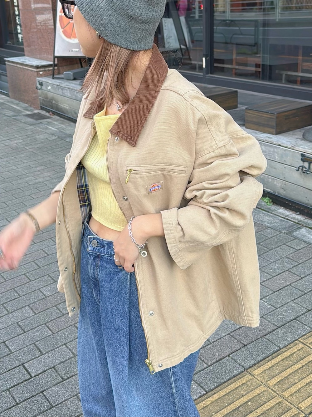 ブルー系のデニムパンツ、ベージュ系のブルゾン、ブラウン系のローファーを着用したレディースの秋コーディネートの3枚目の写真