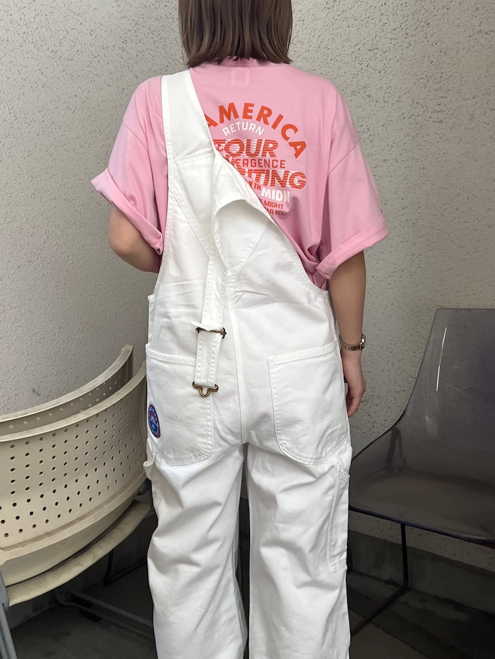 ピンク系のTシャツ/カットソー、ホワイト系のつなぎ/オールインワンを着用したレディースの春コーディネートの2枚目の写真