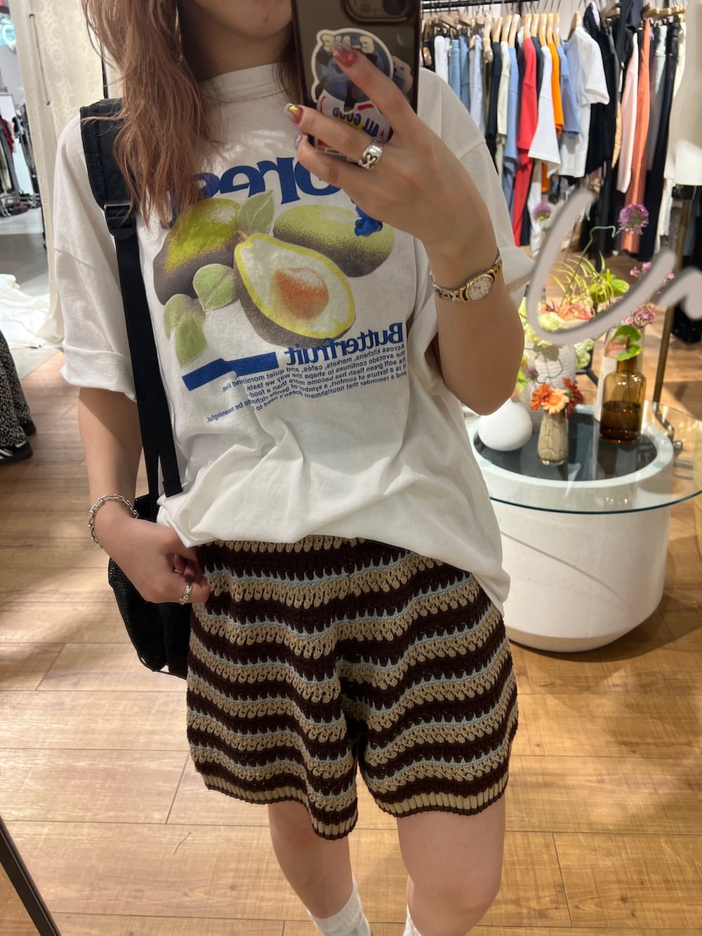 ホワイト系のTシャツ/カットソー、ブラウン系のその他パンツを着用したレディースの春コーディネートの2枚目の写真