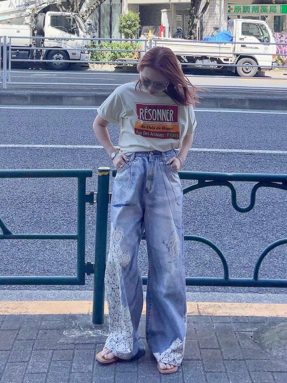 イエロー系のTシャツ/カットソー、ブルー系のデニムパンツを着用したレディースの春コーディネートの2枚目の写真