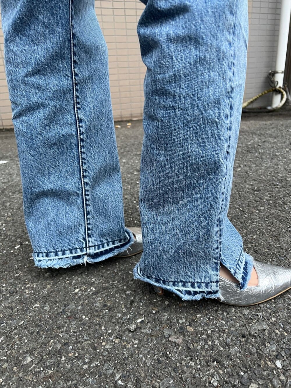 ブルー系のデニムパンツ、イエロー系のニット/セーターを着用したレディースの秋コーディネートの6枚目の写真