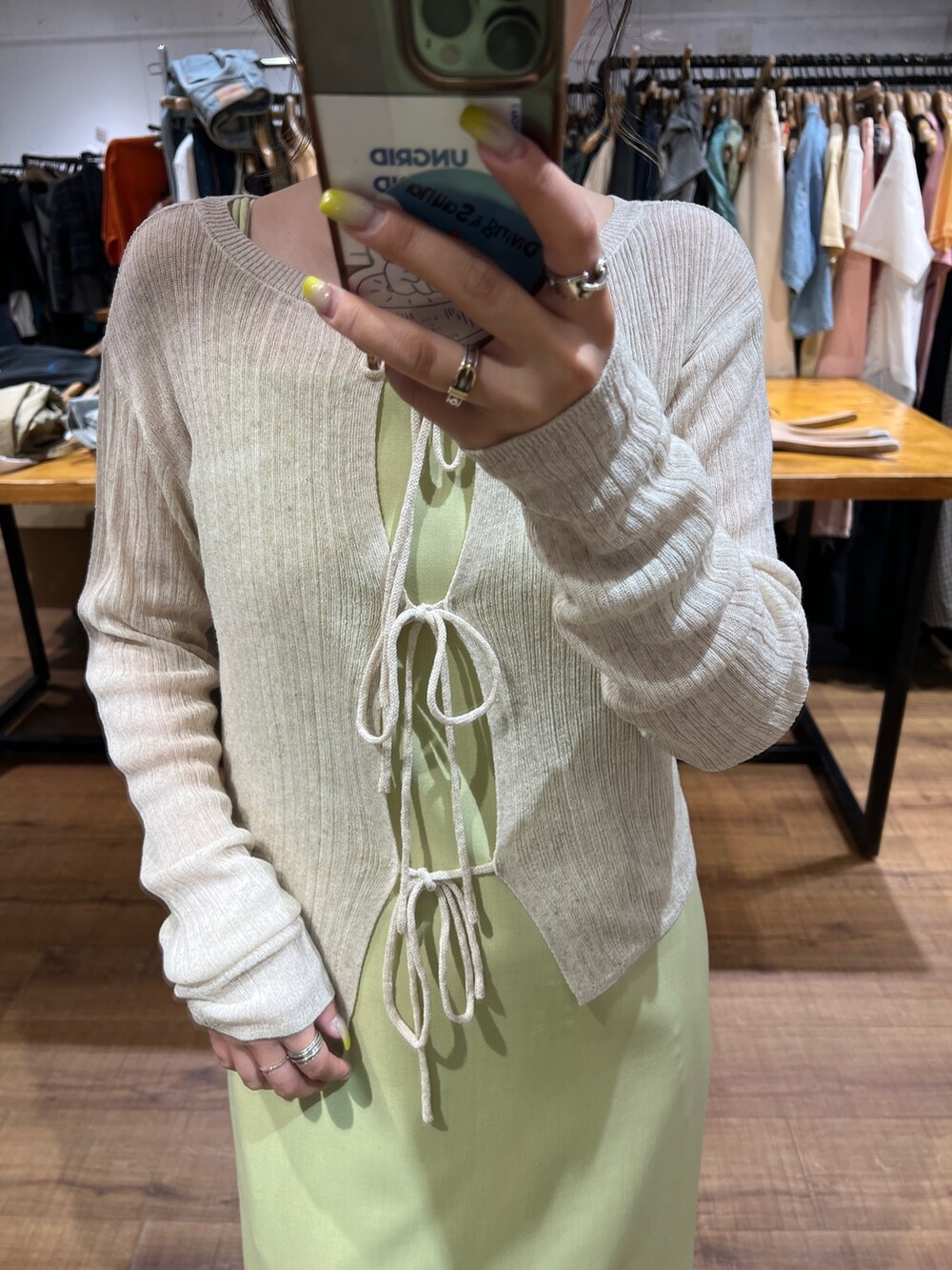 ホワイト系のカーディガン/ボレロ、グリーン系のワンピースを着用したレディースの夏コーディネートの2枚目の写真