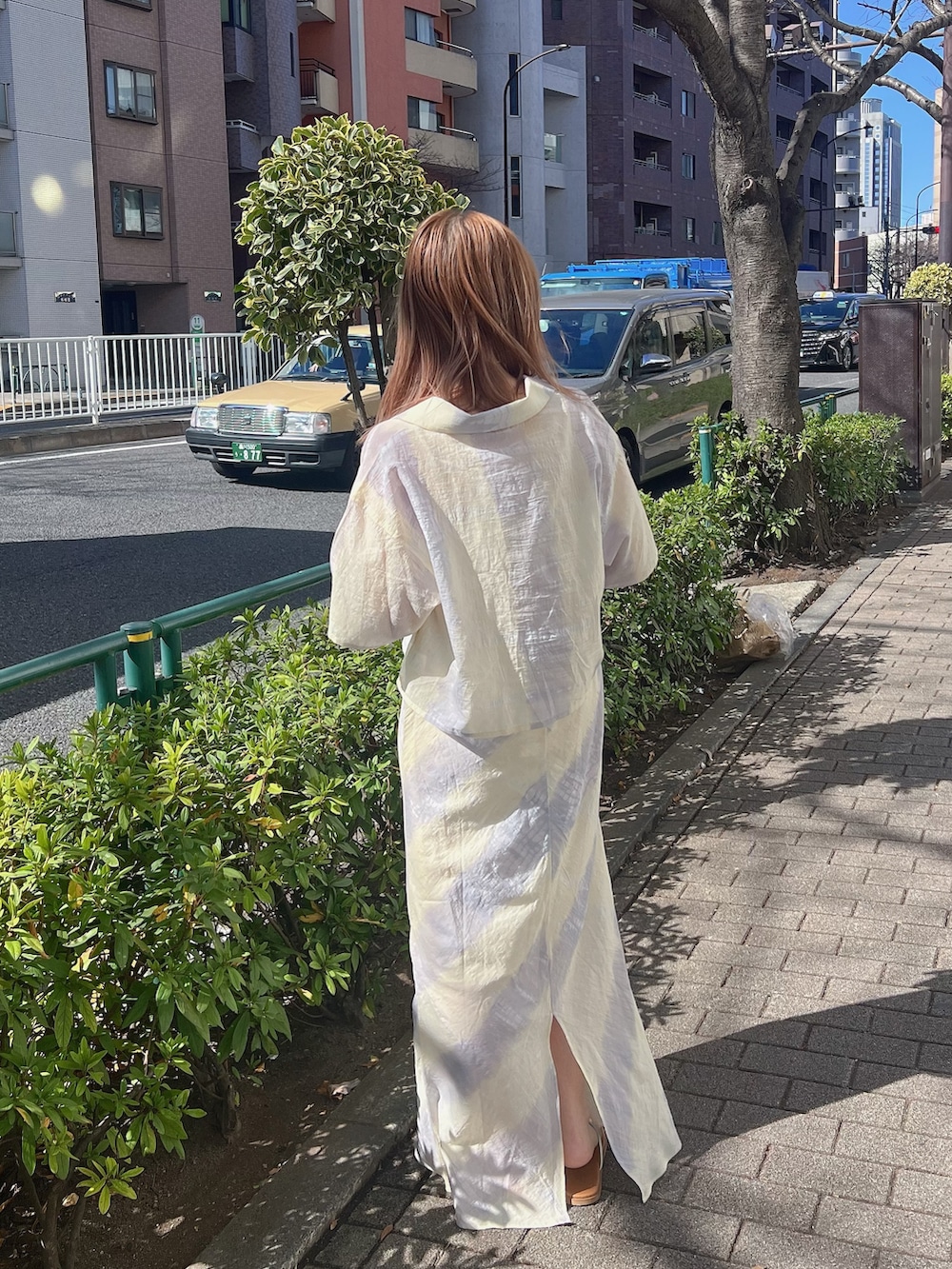 ブルー系のシャツ/ブラウス、ブルー系のスカートを着用したレディースの冬コーディネートの2枚目の写真