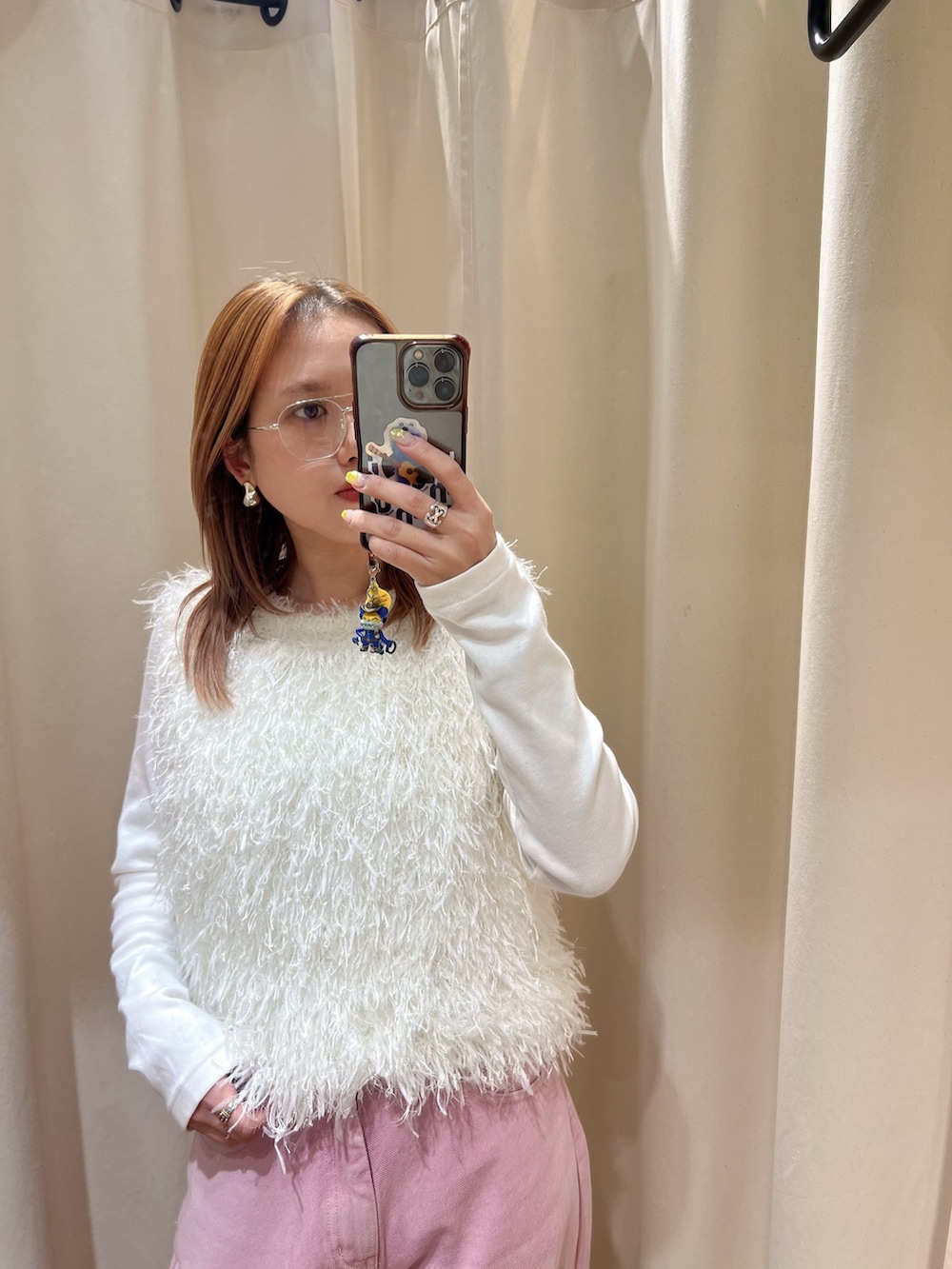 ホワイト系のニット/セーター、ピンク系のデニムパンツ、その他のサンダルを着用したレディースの春コーディネートの2枚目の写真