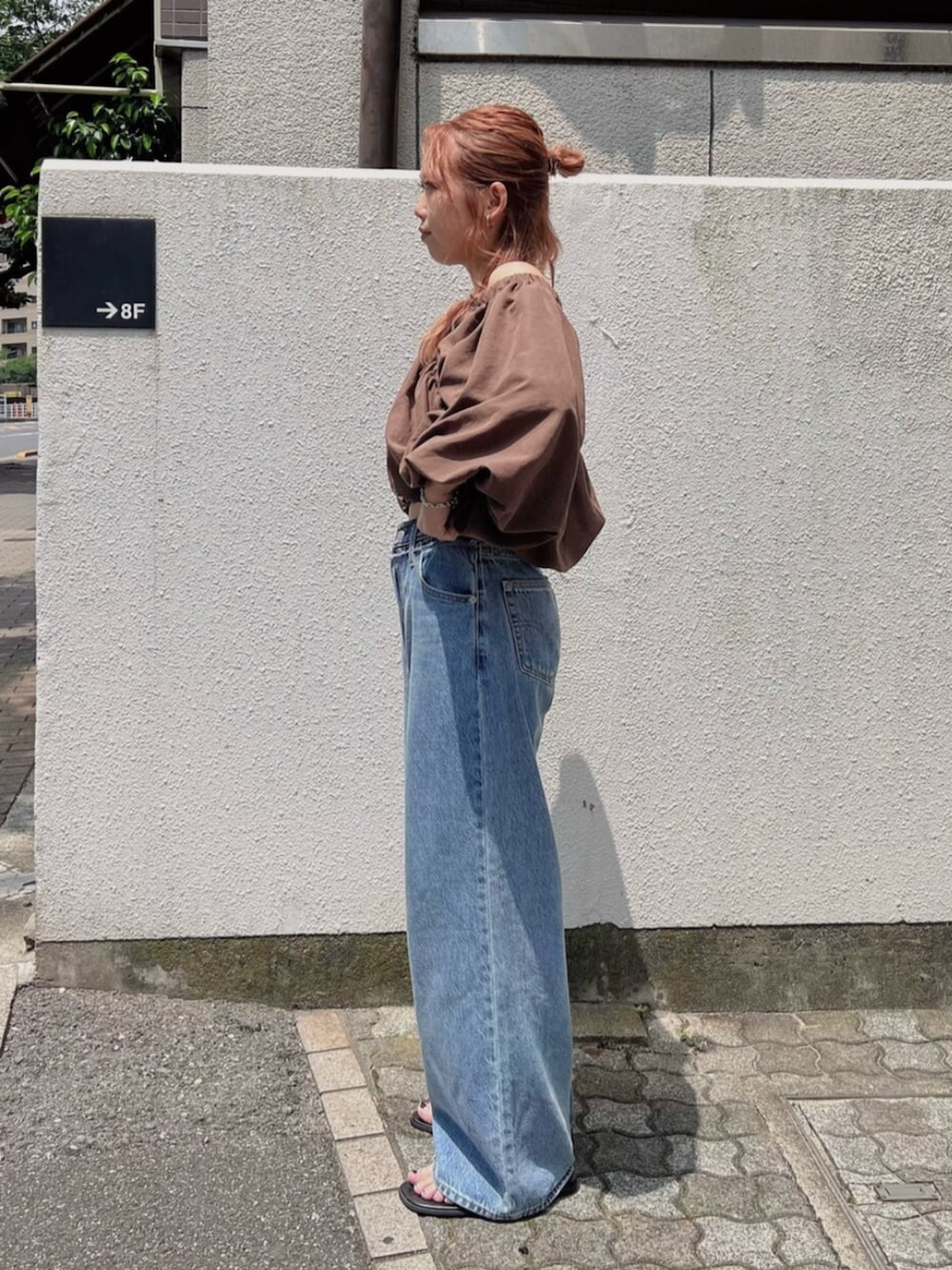 ブルー系のデニムパンツ、ブラウン系のシャツ/ブラウスを着用したレディースの夏コーディネートの2枚目の写真