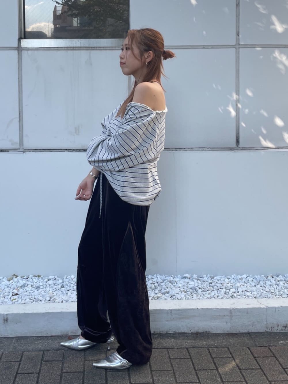 ブラウン系のその他パンツ、グレー系のスウェット、シルバー系のパンプスを着用したレディースの秋コーディネートの2枚目の写真
