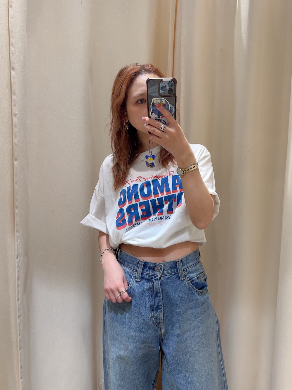 ホワイト系のTシャツ/カットソー、ブルー系のデニムパンツを着用したレディースの春コーディネートの2枚目の写真