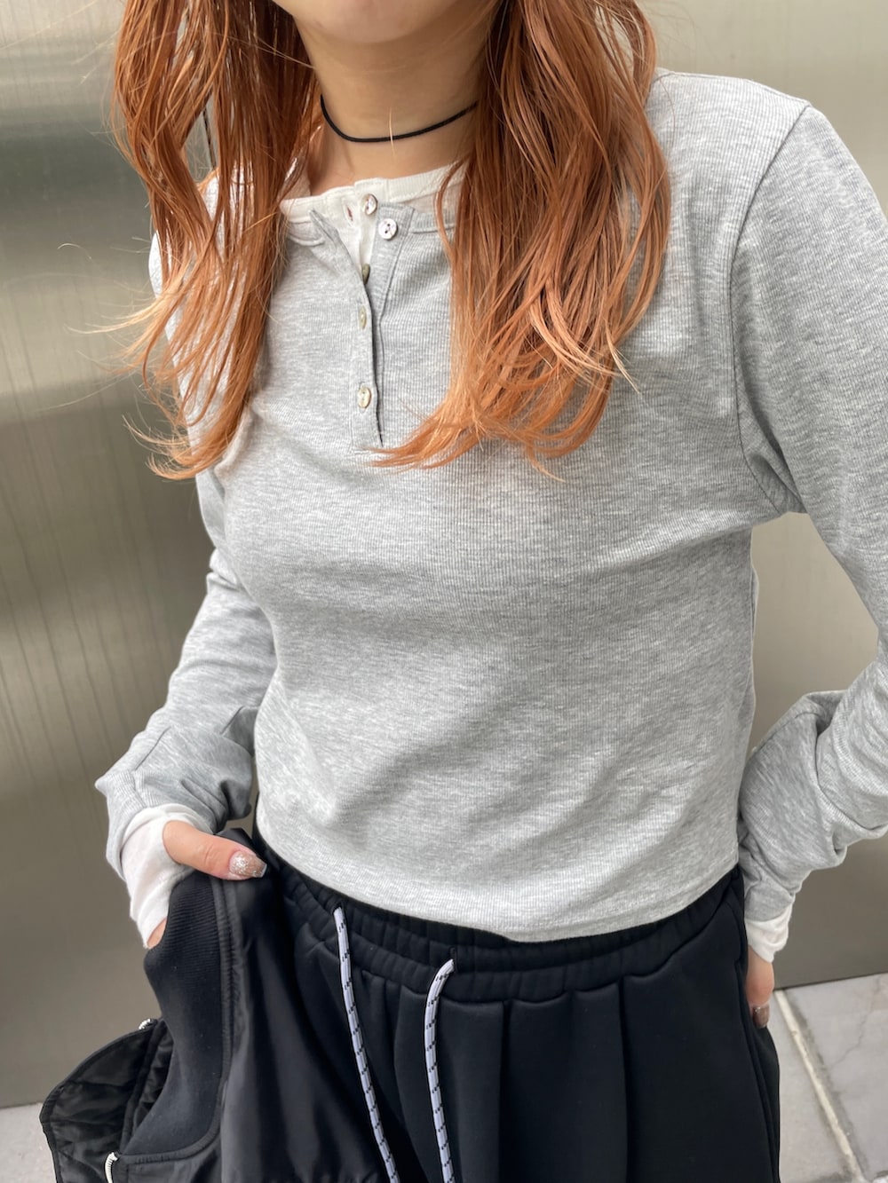 ブラック系のMA-1、グレー系のTシャツ/カットソー、ブラック系のスウェットパンツを着用したレディースの秋コーディネートの4枚目の写真