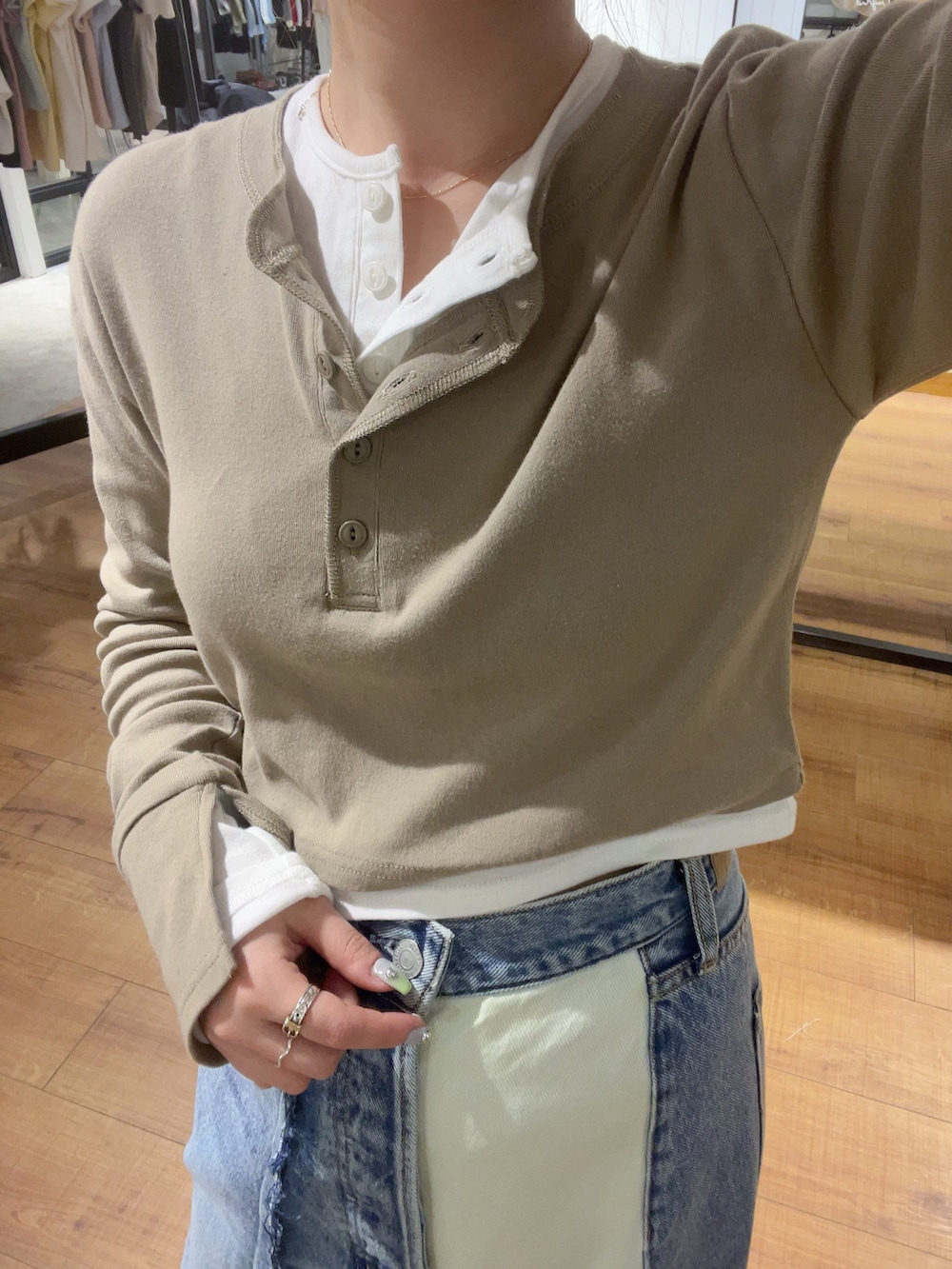 ベージュ系のTシャツ/カットソー、ブルー系のデニムスカートを着用したレディースの春コーディネートの2枚目の写真