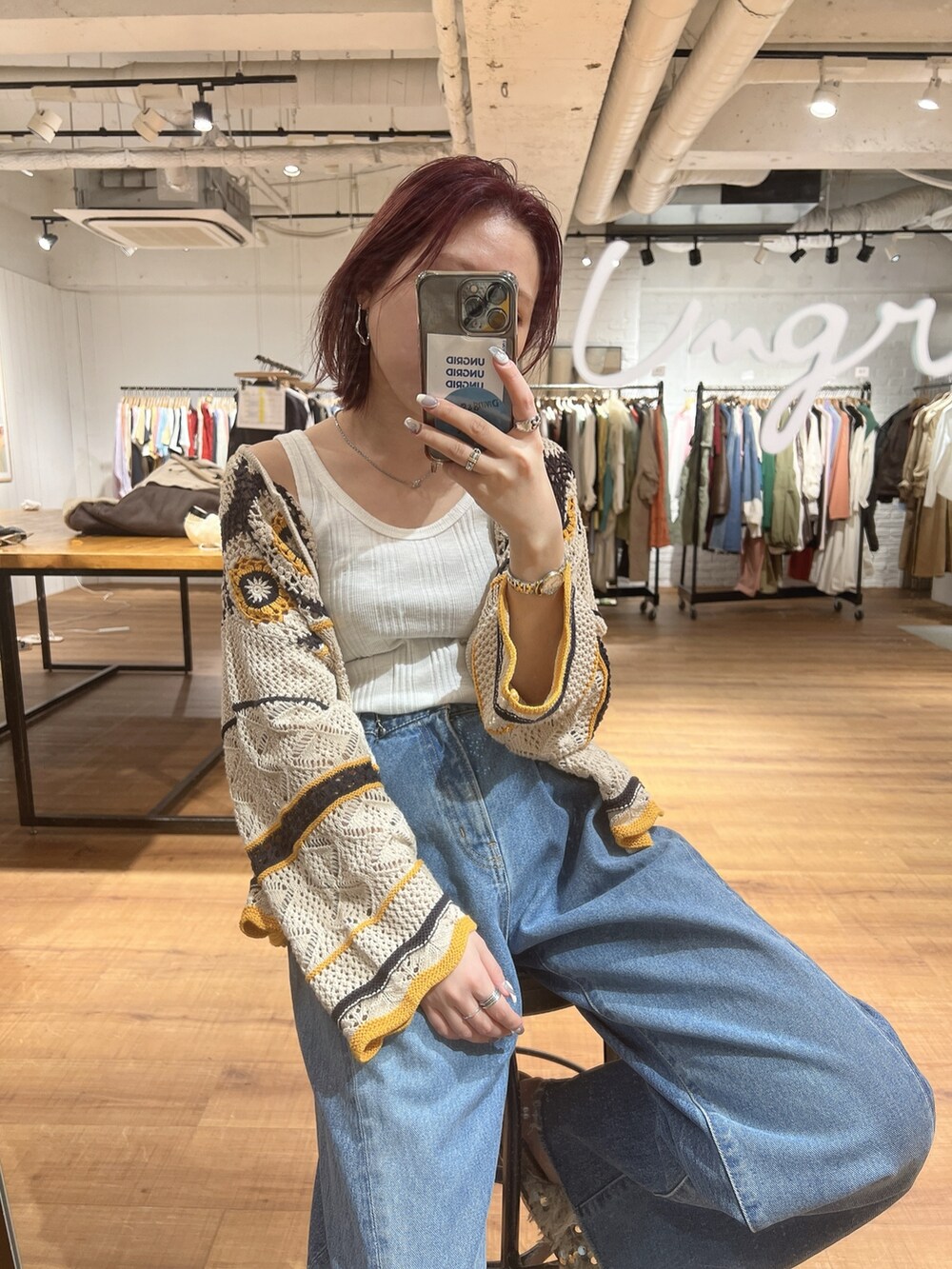 その他のカーディガン/ボレロ、ブルー系のデニムパンツ、ホワイト系のサンダルを着用したレディースの冬コーディネートの2枚目の写真