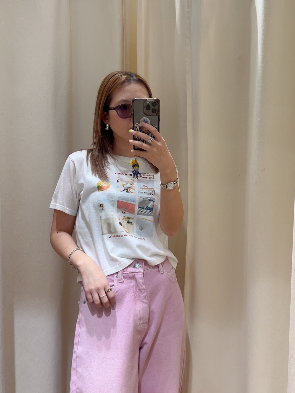 ホワイト系のTシャツ/カットソー、ピンク系のデニムパンツ、その他のサンダルを着用したレディースの春コーディネートの2枚目の写真