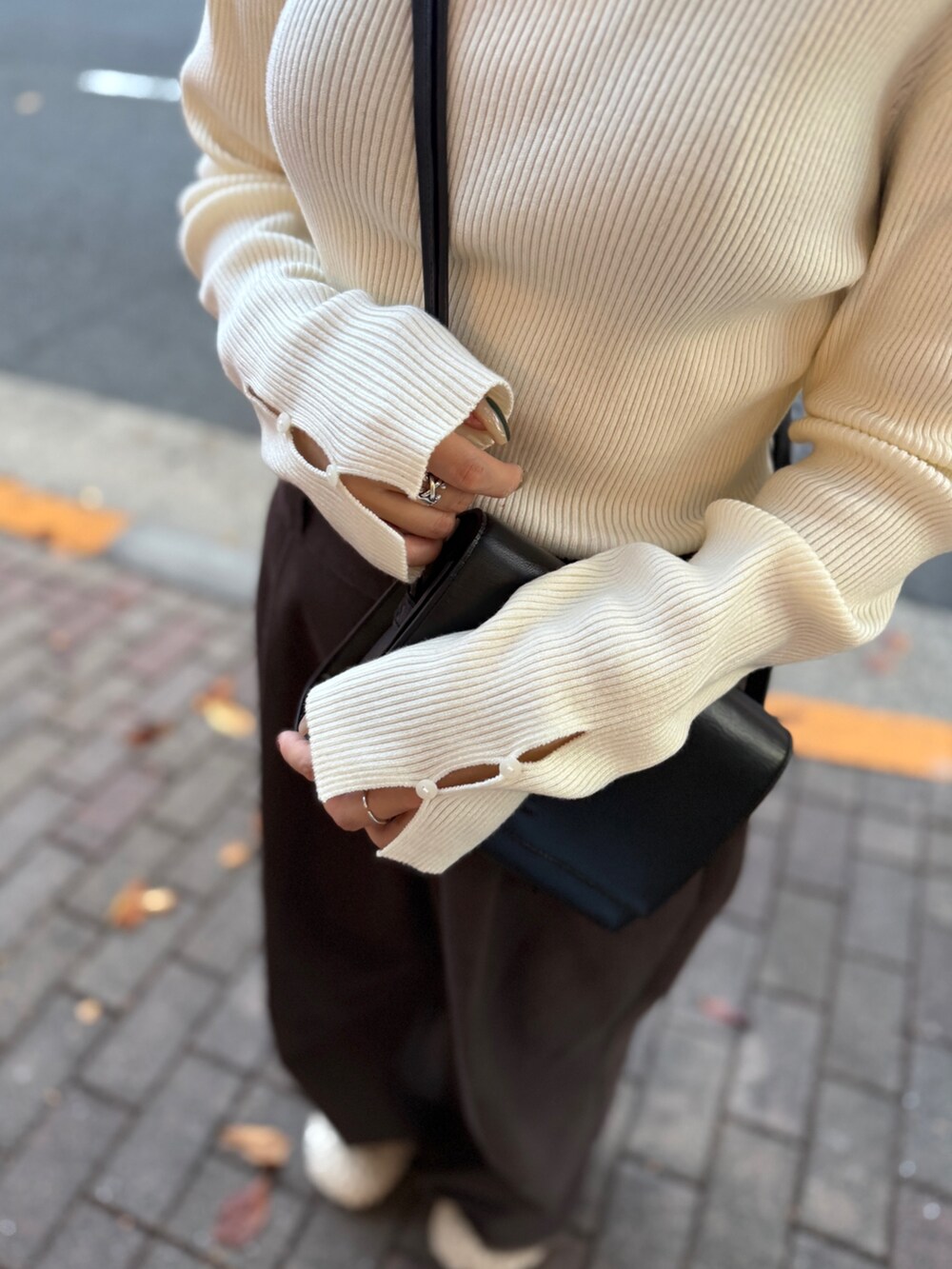 ブラウン系のその他パンツ、ホワイト系のスリッポン、ホワイト系のニット/セーターを着用したレディースの秋コーディネートの3枚目の写真