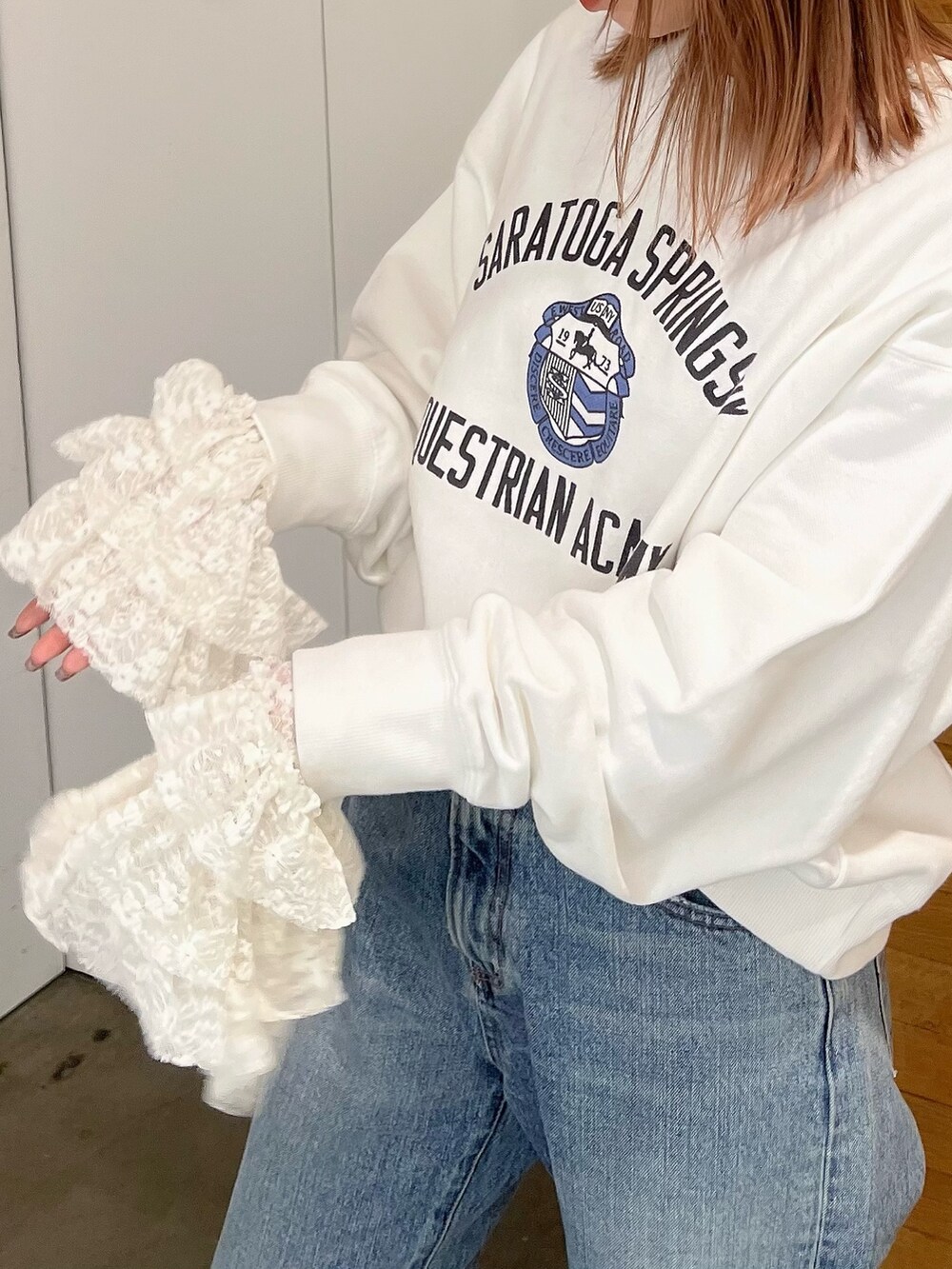 ホワイト系のTシャツ/カットソー、ホワイト系のスウェット、ブルー系のデニムパンツを着用したレディースの秋コーディネートの2枚目の写真