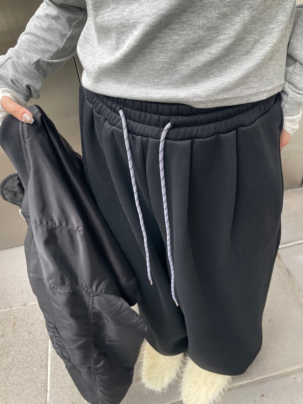 ブラック系のMA-1、グレー系のTシャツ/カットソー、ブラック系のスウェットパンツを着用したレディースの秋コーディネートの5枚目の写真
