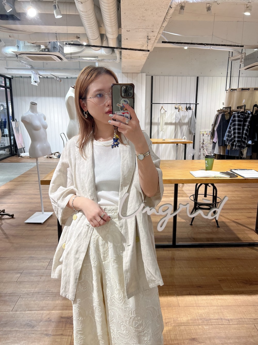 ホワイト系のその他パンツ、ホワイト系のタンクトップ、シルバー系のメガネを着用したレディースの春コーディネートの2枚目の写真