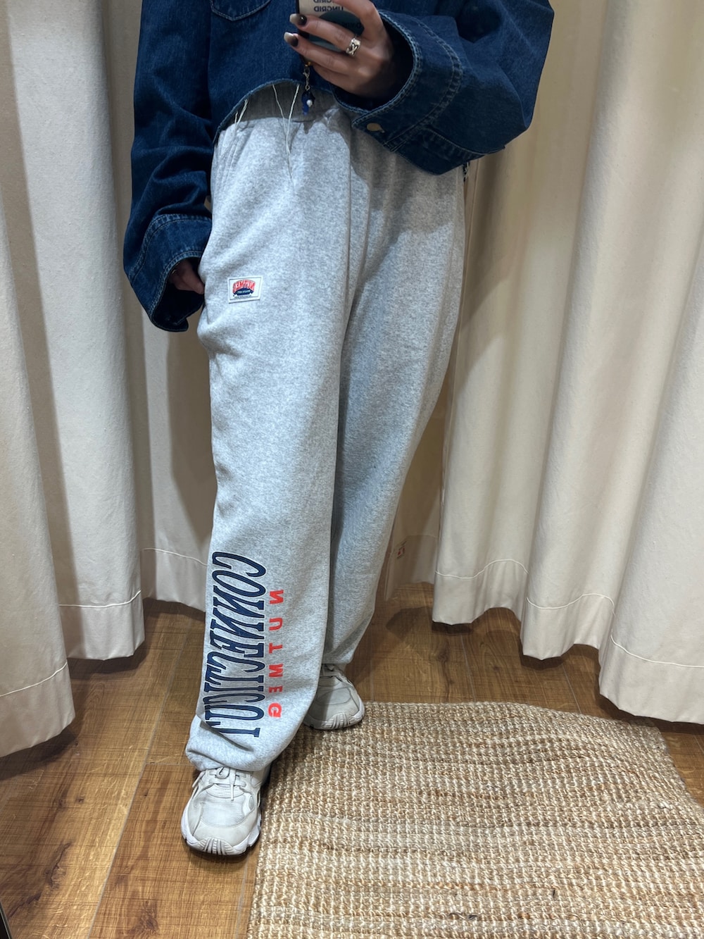 ブルー系のシャツ/ブラウス、グレー系のスウェットパンツを着用したレディースの冬コーディネートの3枚目の写真