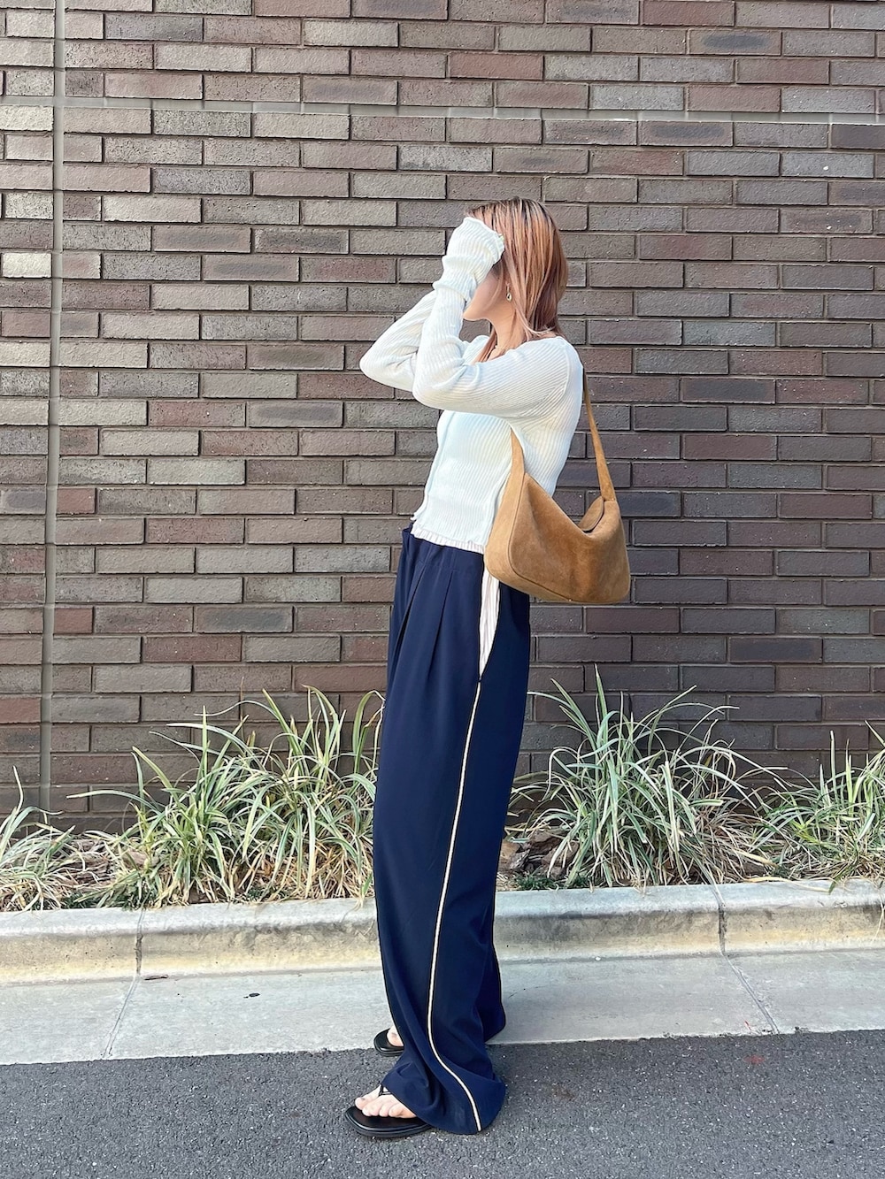 ブルー系のカーディガン/ボレロを着用したレディースの春コーディネートの2枚目の写真