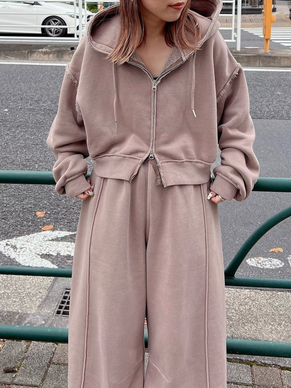 ベージュ系のパーカー、ベージュ系のその他パンツを着用したレディースの冬コーディネートの3枚目の写真