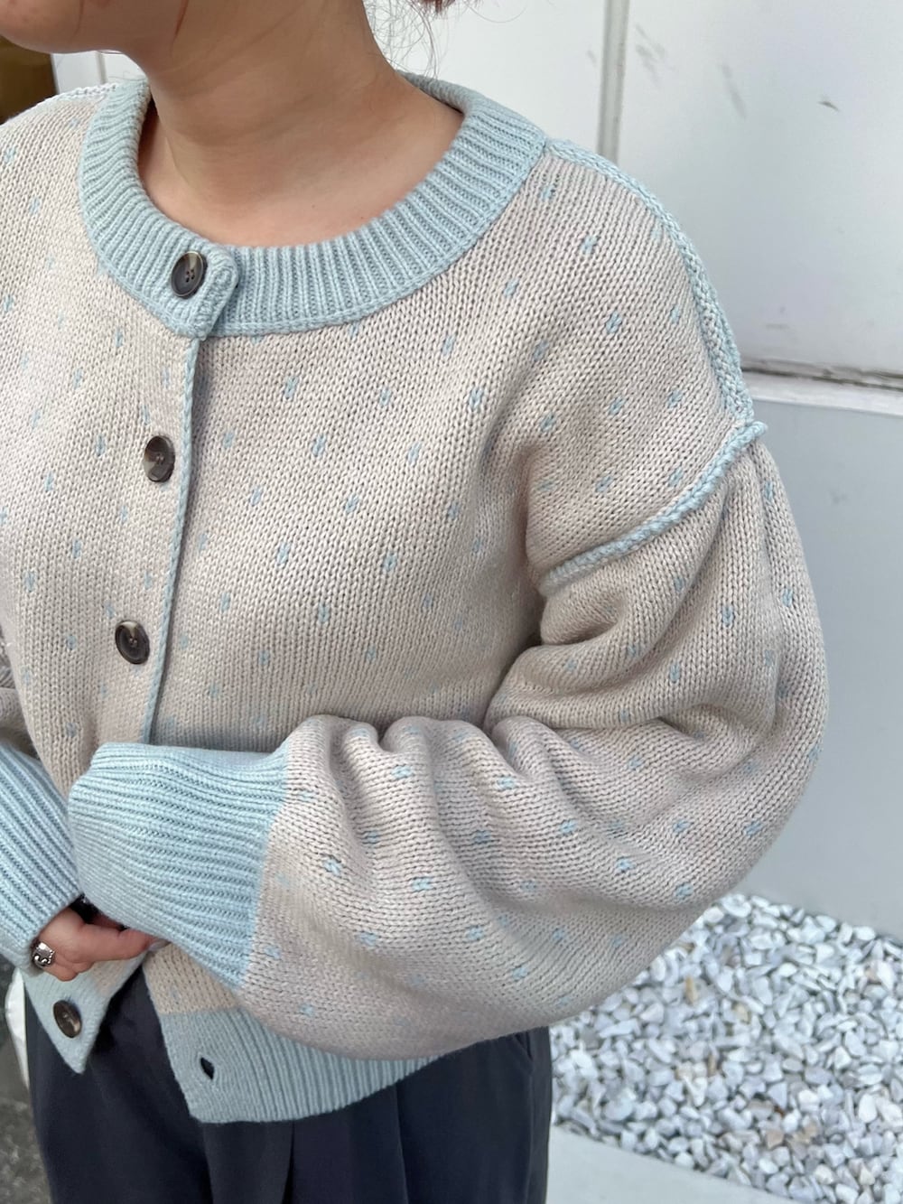 ブルー系のカーディガン/ボレロ、グレー系のその他パンツを着用したレディースの冬コーディネートの2枚目の写真