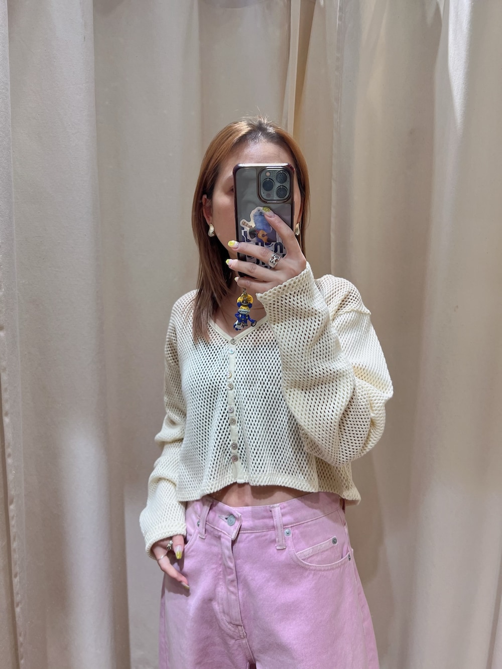ホワイト系のカーディガン/ボレロ、ピンク系のデニムパンツ、その他のサンダルを着用したレディースの春コーディネートの2枚目の写真