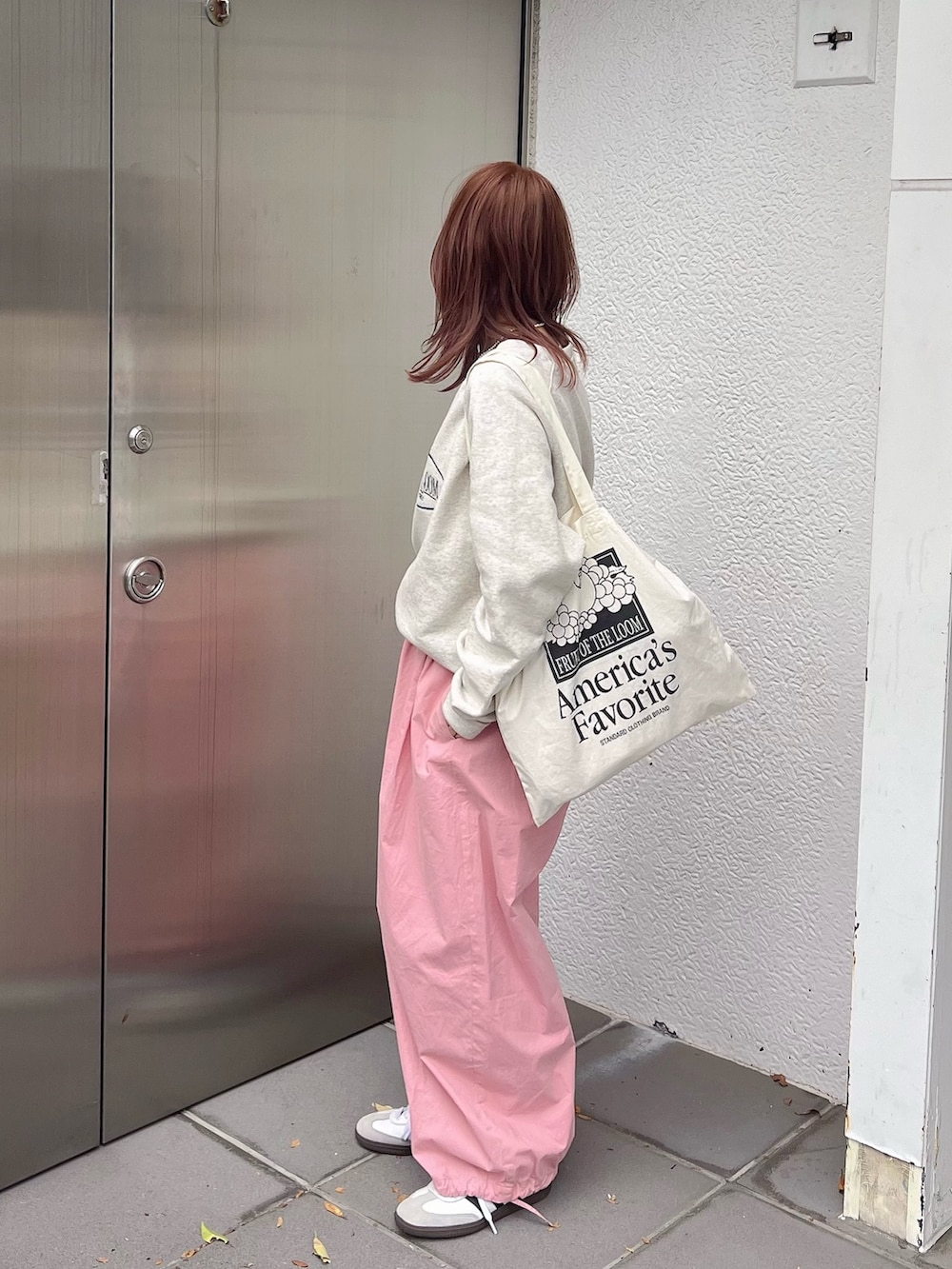 ホワイト系のスウェット、ホワイト系のトートバッグ、ピンク系のその他パンツを着用したレディースの冬コーディネートの2枚目の写真