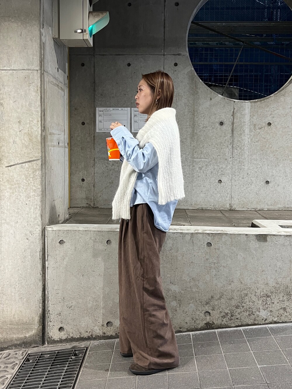 ホワイト系のニット/セーター、ブラウン系のその他パンツを着用したレディースの秋コーディネートの2枚目の写真