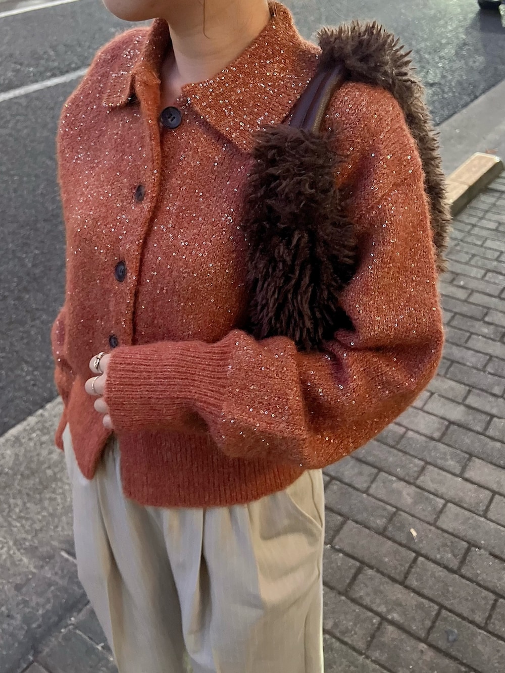 オレンジ系のカーディガン/ボレロ、ベージュ系のその他パンツを着用したレディースの冬コーディネートの2枚目の写真