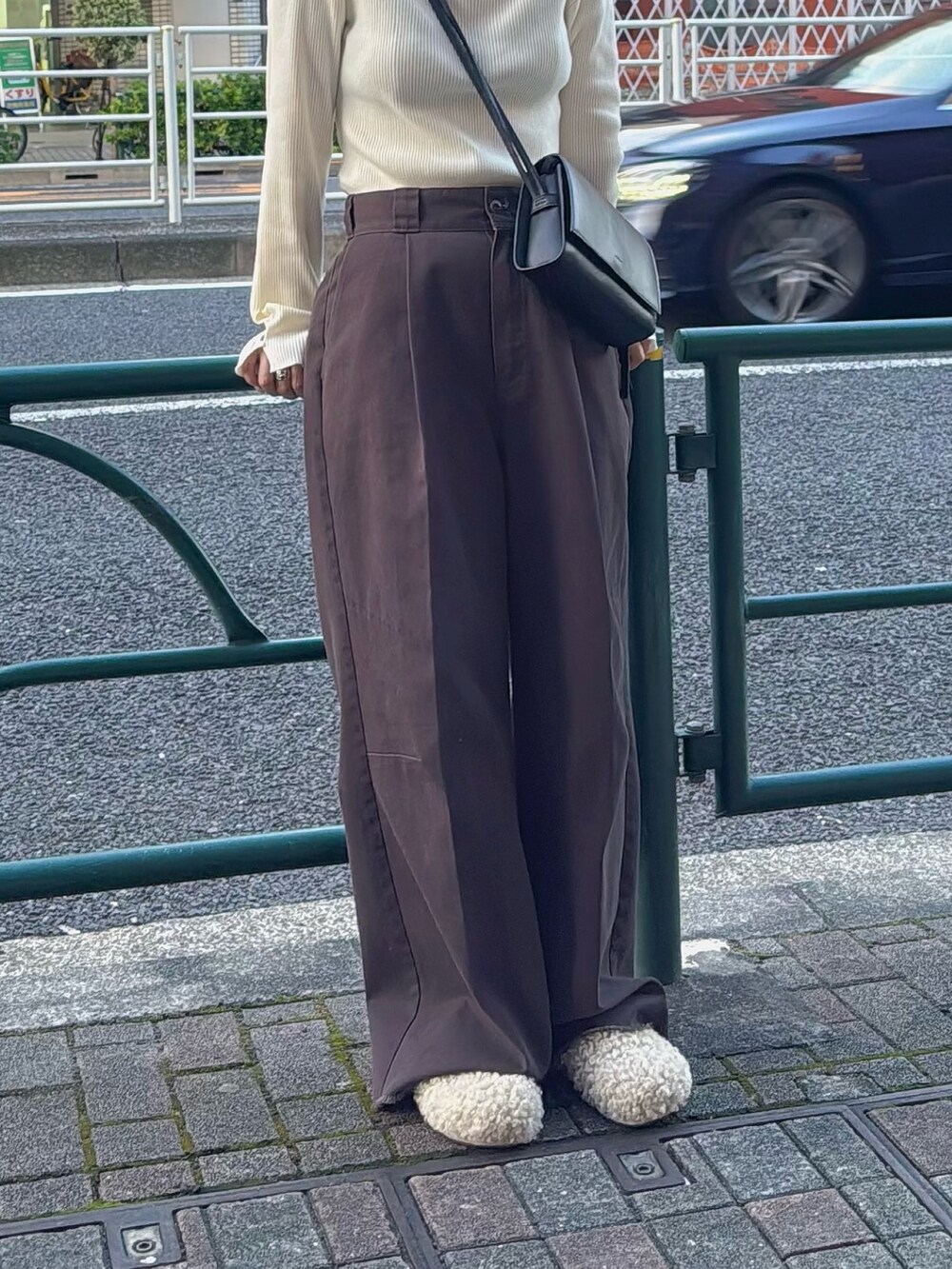 ブラウン系のその他パンツ、ホワイト系のスリッポン、ホワイト系のニット/セーターを着用したレディースの秋コーディネートの2枚目の写真