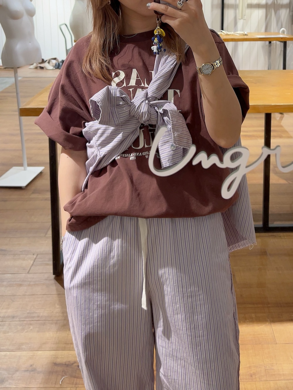 ブラウン系のTシャツ/カットソー、パープル系のシャツ/ブラウス、パープル系のその他パンツを着用したレディースの春コーディネートの2枚目の写真