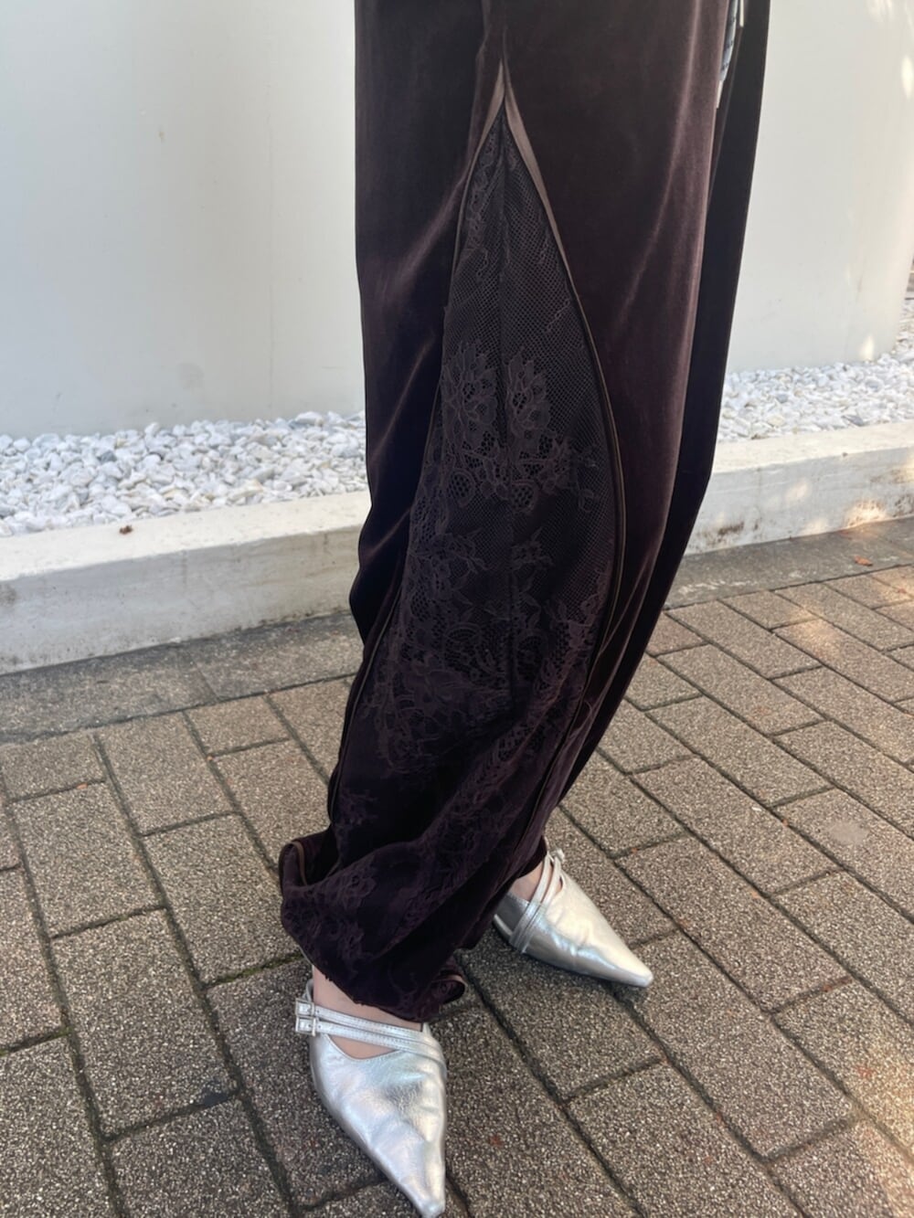 ブラウン系のその他パンツ、グレー系のスウェット、シルバー系のパンプスを着用したレディースの秋コーディネートの6枚目の写真