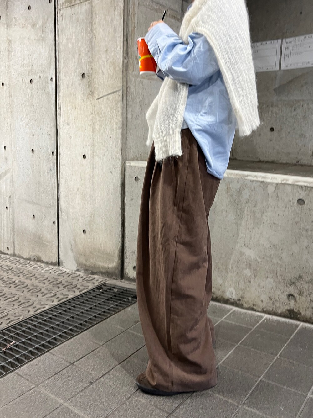 ホワイト系のニット/セーター、ブラウン系のその他パンツを着用したレディースの秋コーディネートの3枚目の写真