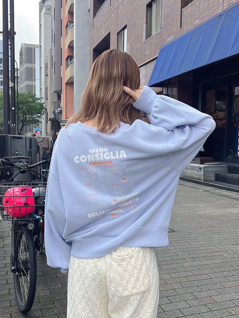 ブルー系のスウェット、ホワイト系のその他パンツを着用したレディースの秋コーディネートの2枚目の写真