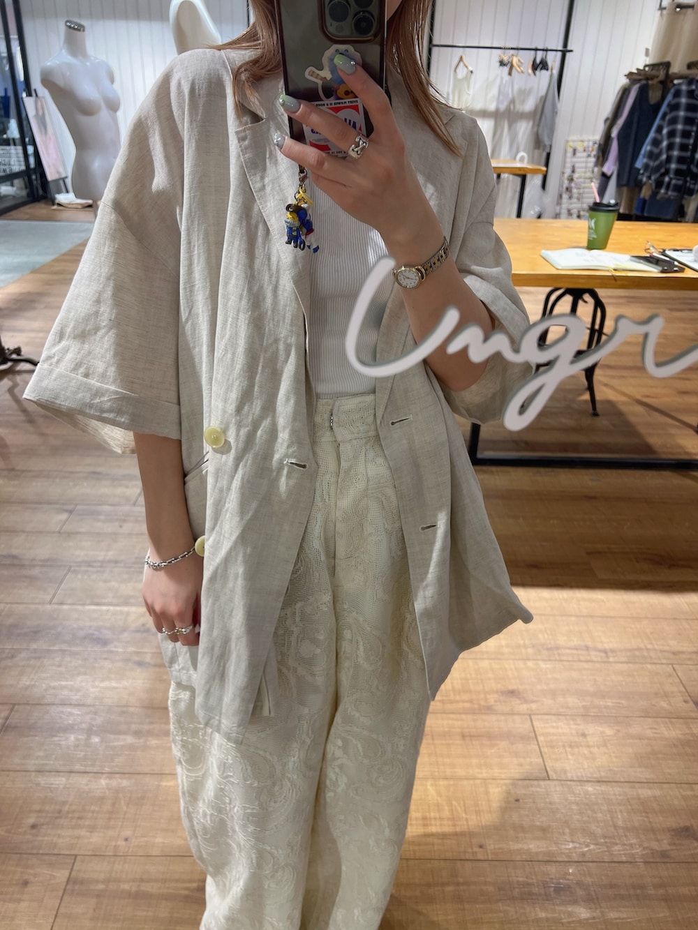 ホワイト系のその他パンツ、ホワイト系のタンクトップ、シルバー系のメガネを着用したレディースの春コーディネートの3枚目の写真