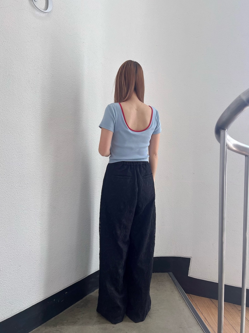 ブルー系のTシャツ/カットソー、ブラック系のその他パンツを着用したレディースの春コーディネートの2枚目の写真