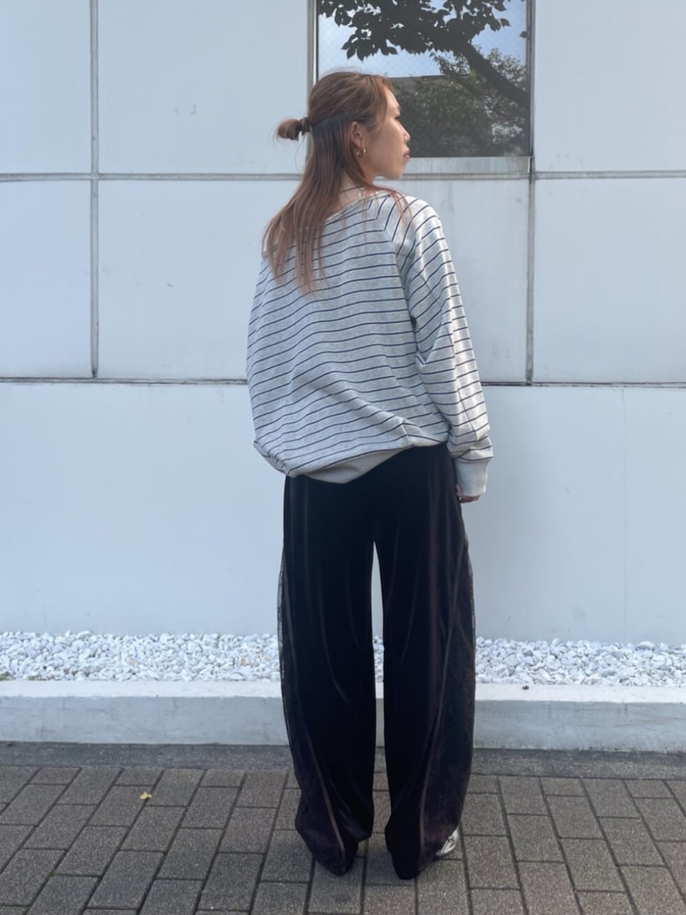 ブラウン系のその他パンツ、グレー系のスウェット、シルバー系のパンプスを着用したレディースの秋コーディネートの3枚目の写真