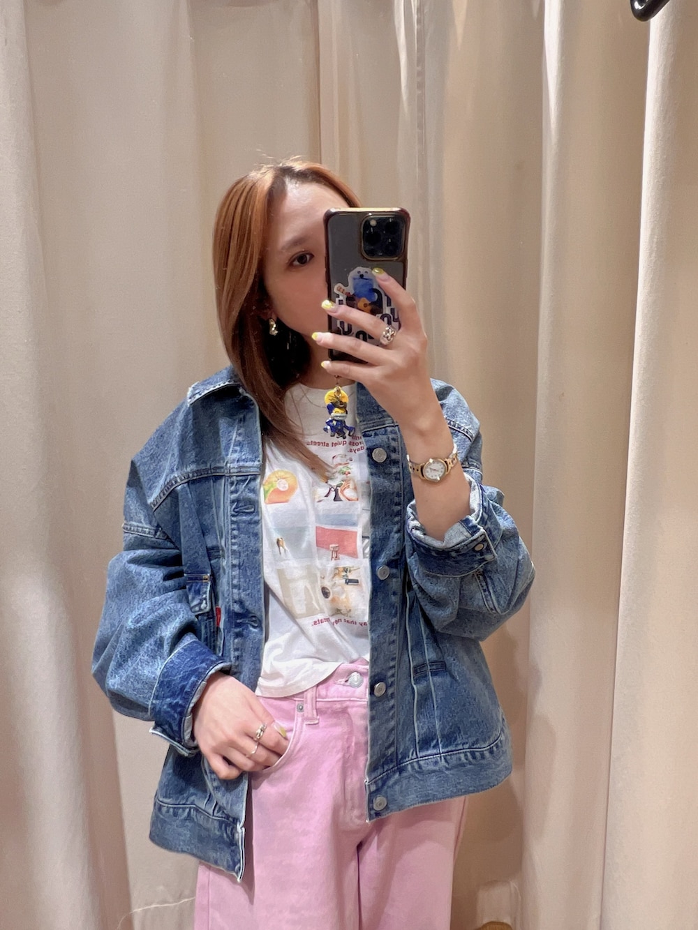 ブルー系のデニムジャケット、ホワイト系のTシャツ/カットソー、ピンク系のデニムパンツを着用したレディースの春コーディネートの2枚目の写真
