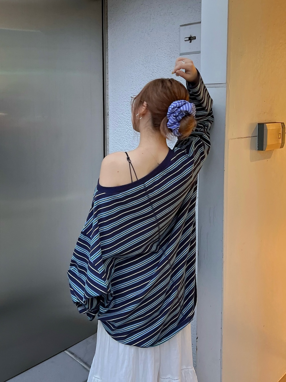 ブルー系のTシャツ/カットソーを着用したレディースの冬コーディネートの3枚目の写真