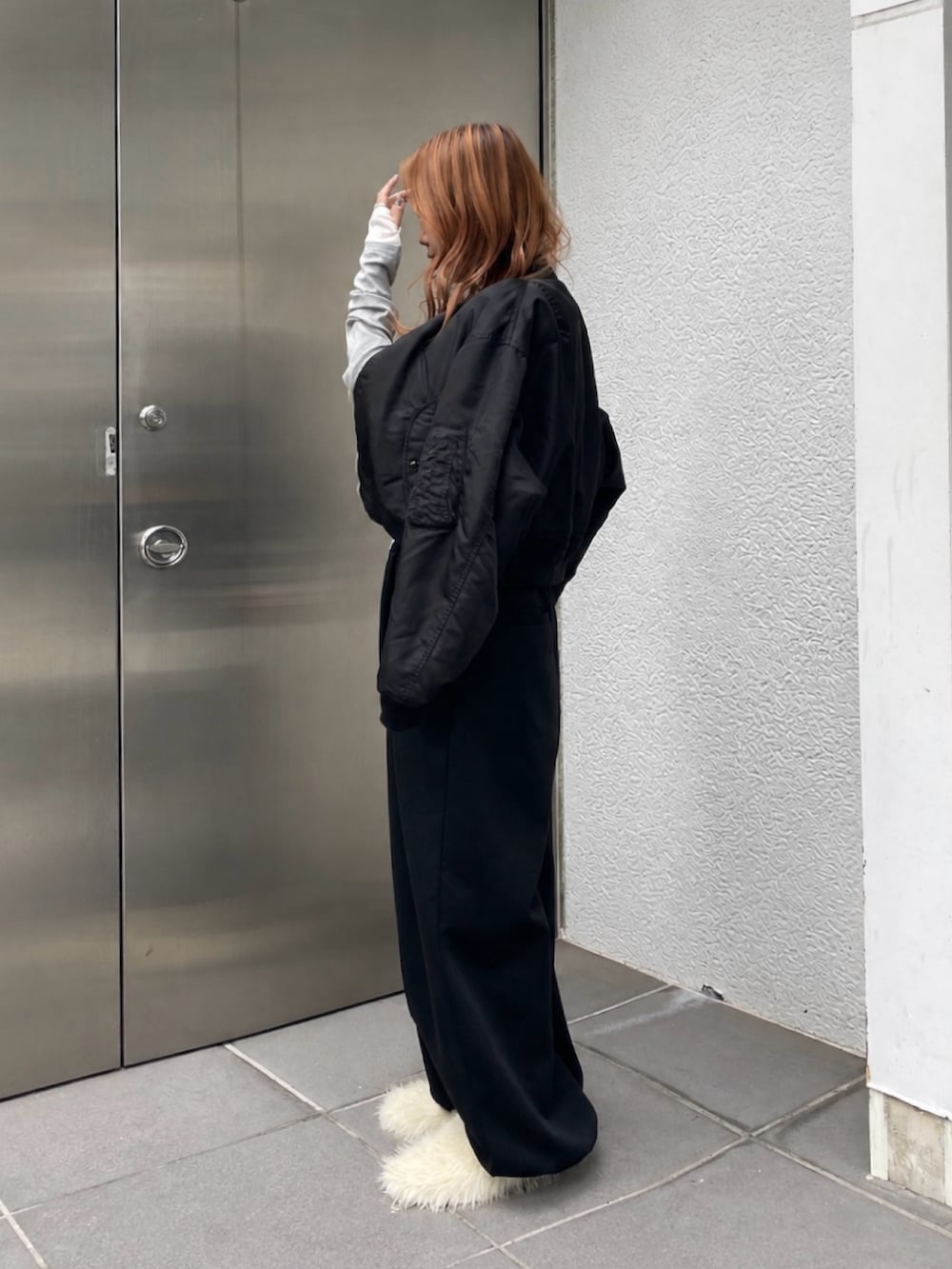 ブラック系のMA-1、グレー系のTシャツ/カットソー、ブラック系のスウェットパンツを着用したレディースの秋コーディネートの2枚目の写真