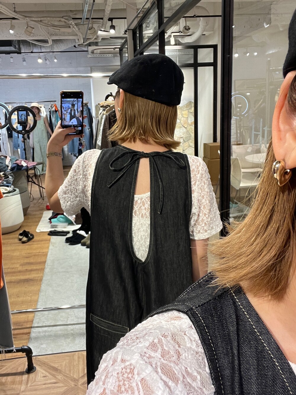 ホワイト系のTシャツ/カットソー、ブラック系のつなぎ/オールインワン、ブラック系のハンチング/ベレー帽を着用したレディースの夏コーディネートの2枚目の写真