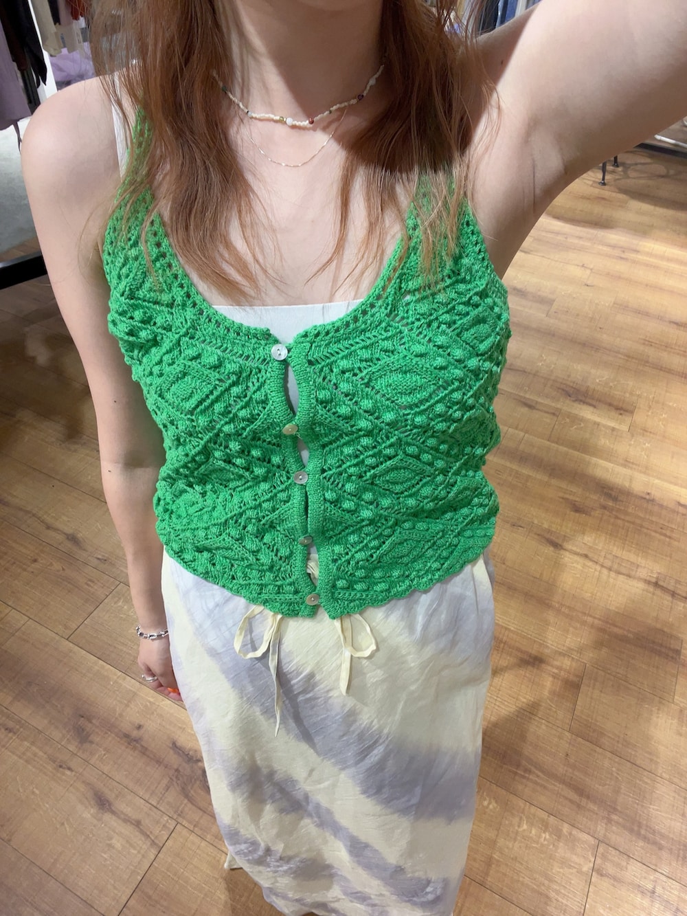 グリーン系のキャミソール、ブルー系のスカートを着用したレディースの夏コーディネートの2枚目の写真