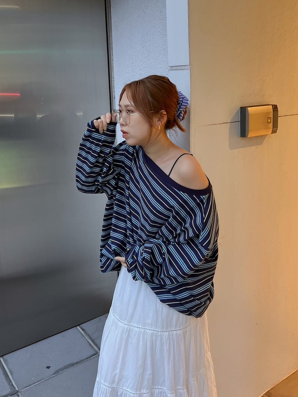 ブルー系のTシャツ/カットソーを着用したレディースの冬コーディネートの2枚目の写真