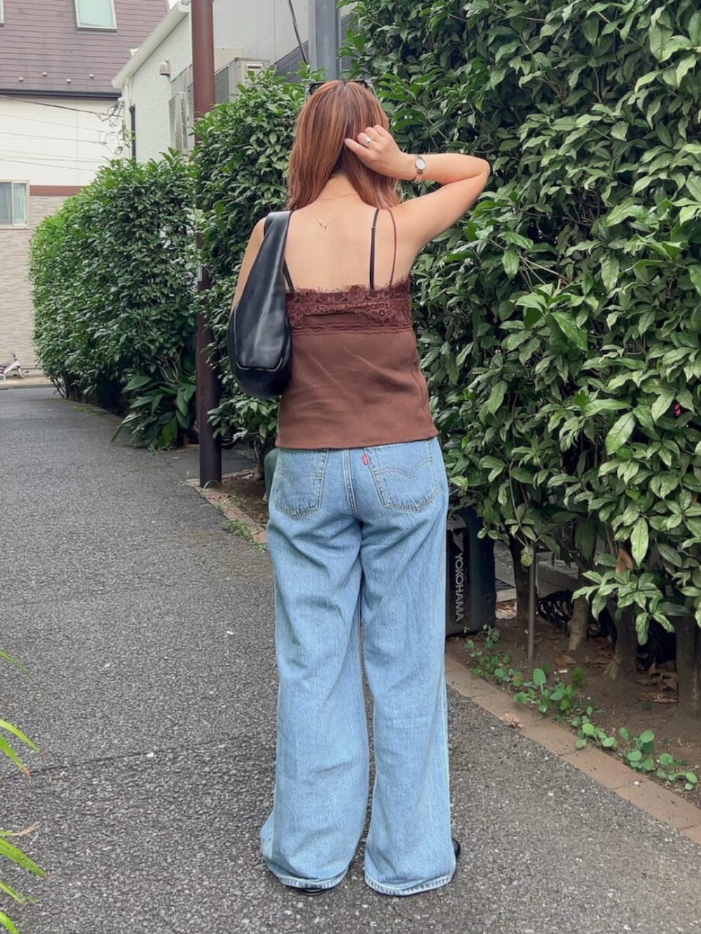 ブラウン系のTシャツ/カットソー、ブルー系のデニムパンツを着用したレディースの夏コーディネートの3枚目の写真