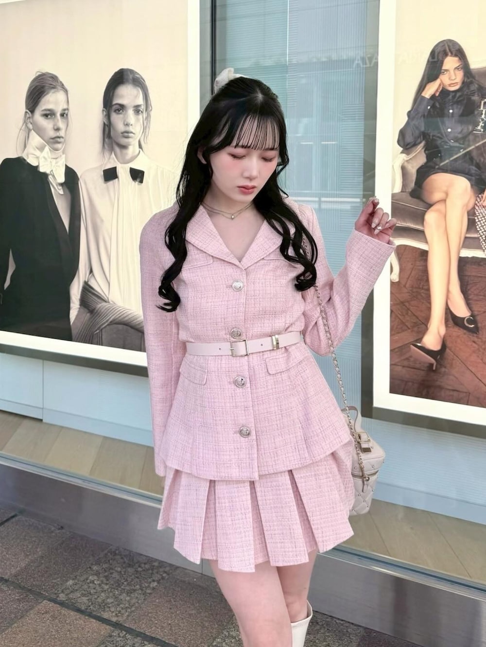 ピンク系のテーラードジャケット、ピンク系のスカートを着用したレディースの春コーディネートの4枚目の写真