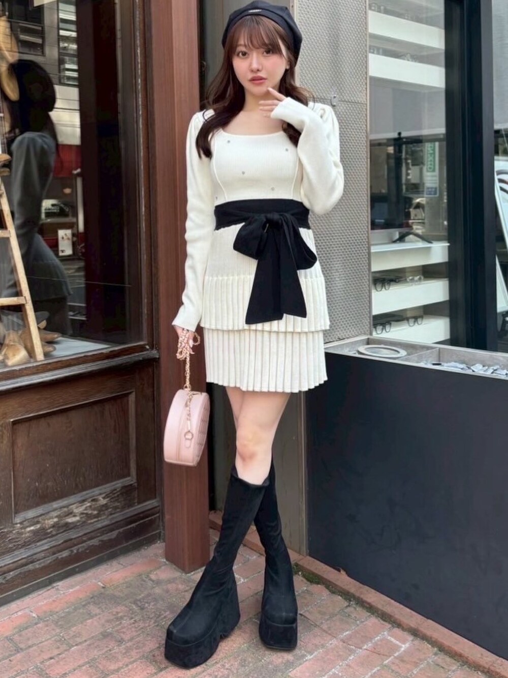 ホワイト系のワンピースを着用したレディースの冬コーディネートの2枚目の写真