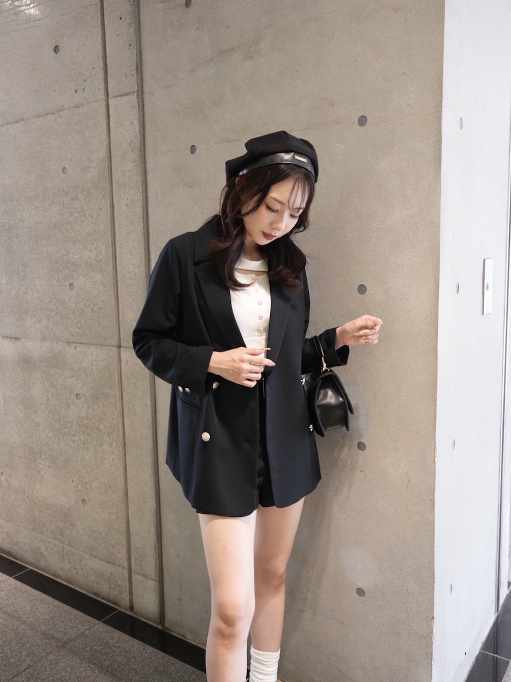 ブルー系のその他パンツ、ブラック系のローファー、ブルー系のテーラードジャケットを着用したレディースの秋コーディネートの2枚目の写真