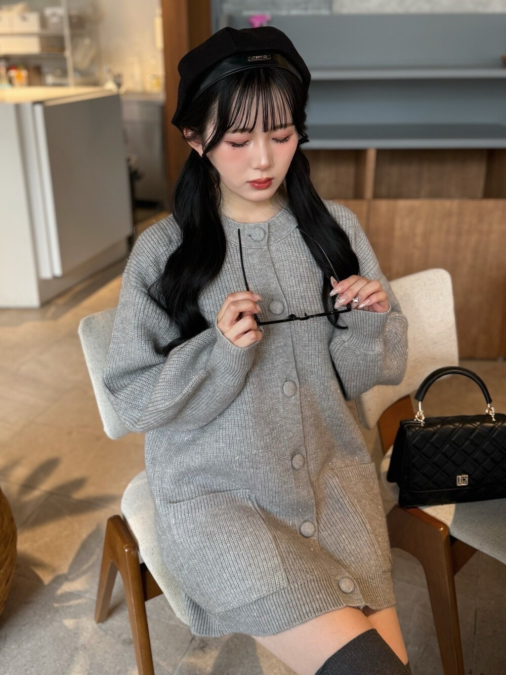 グレー系のカーディガン/ボレロ、ブラック系のローファー、グレー系のソックス/靴下を着用したレディースの秋コーディネートの5枚目の写真