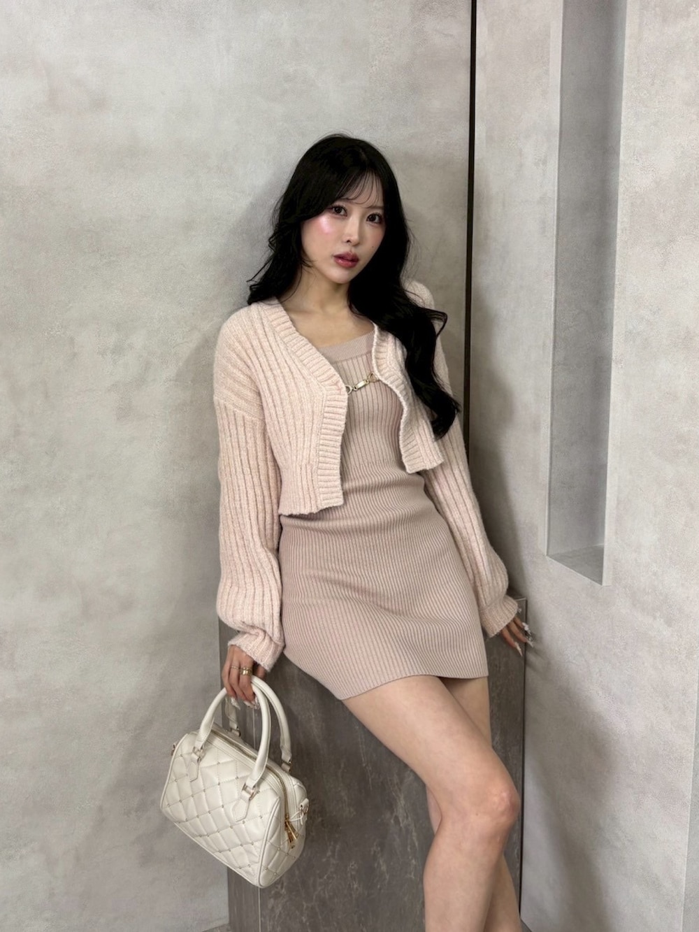 ピンク系のワンピース、ホワイト系のサンダルを着用したレディースの春コーディネートの3枚目の写真